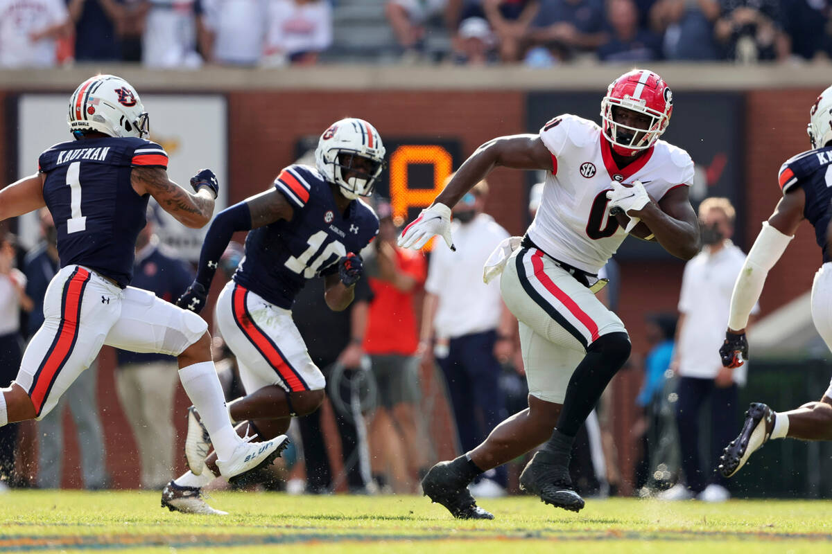 Georgia tight end Darnell Washington (0) catches a pass against Auburn during the first half of ...