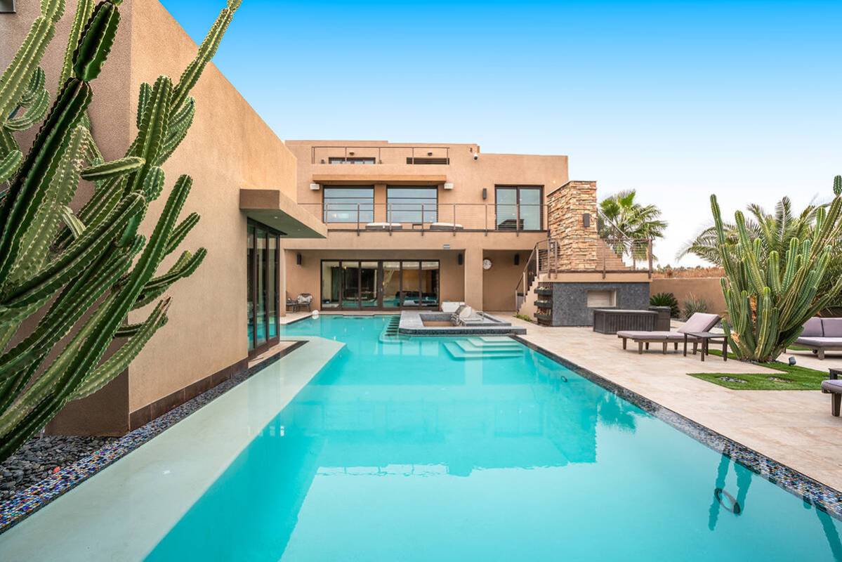 The home features an oversized pool. (Daniel Gutierrez, Red Luxury Marketing & Production Studios)