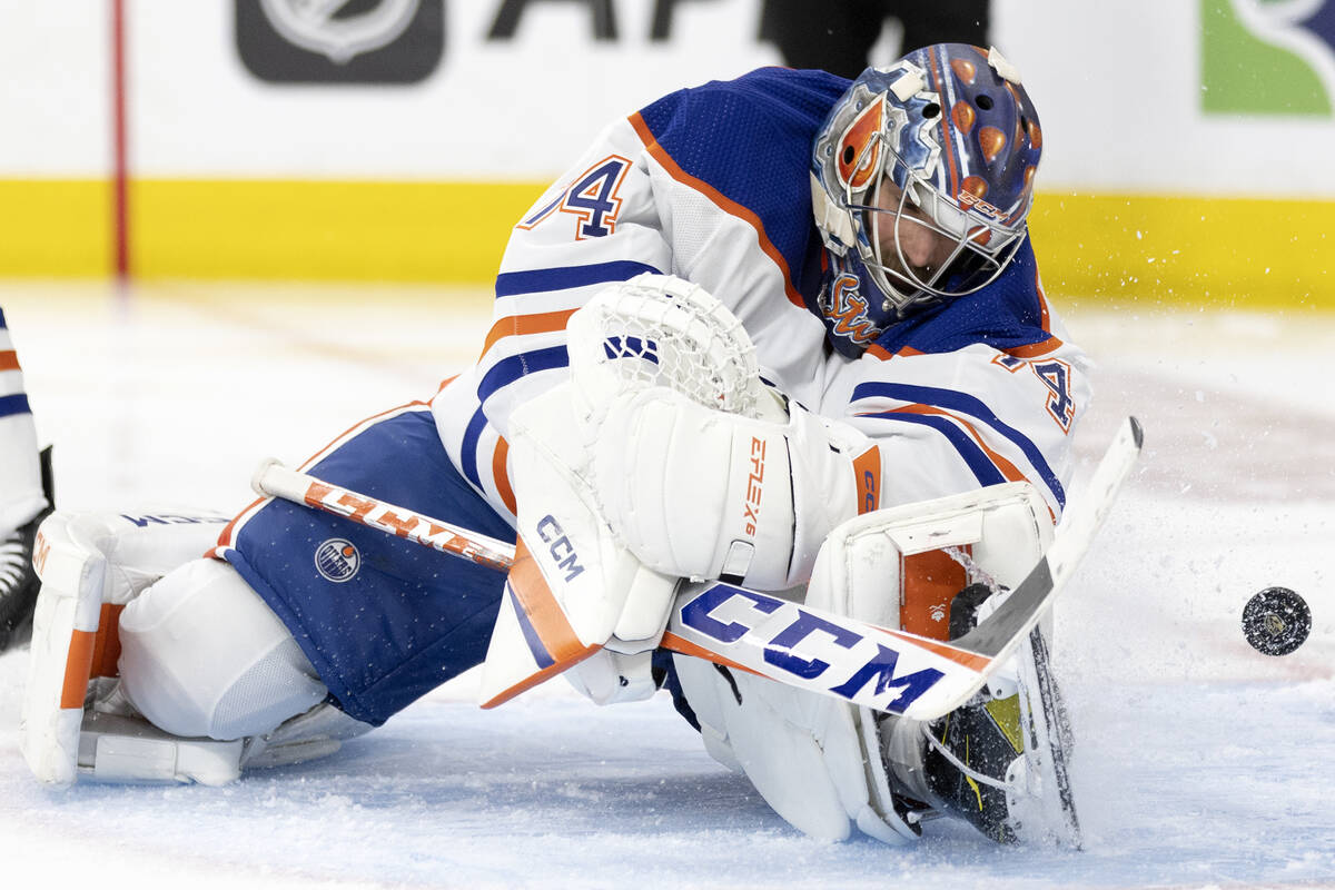 Edmonton Oilers goaltender Stuart Skinner (74) can’t save a shot by Golden Knights cente ...