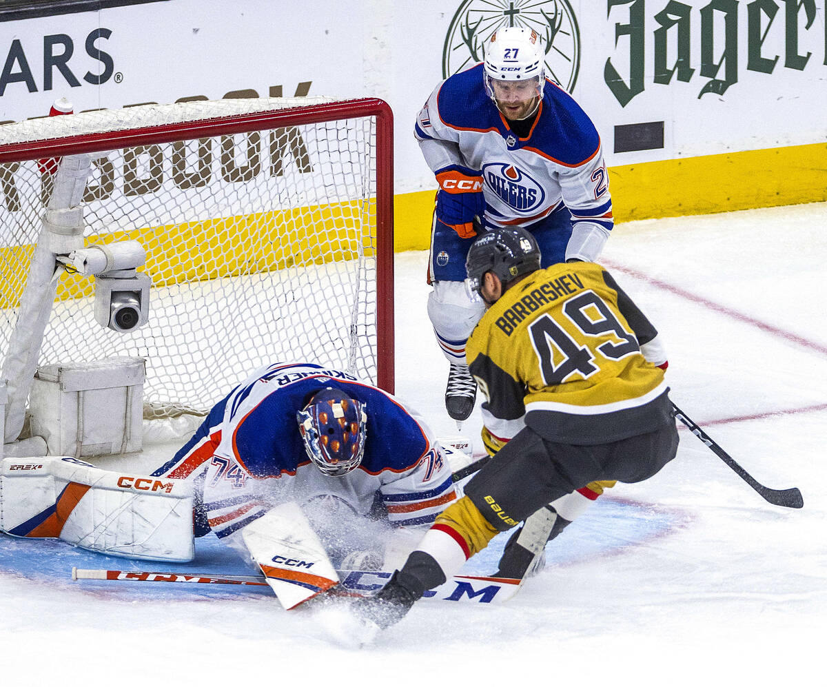 Edmonton Oilers goaltender Stuart Skinner (74) attempts to smother a shot by Golden Knights cen ...