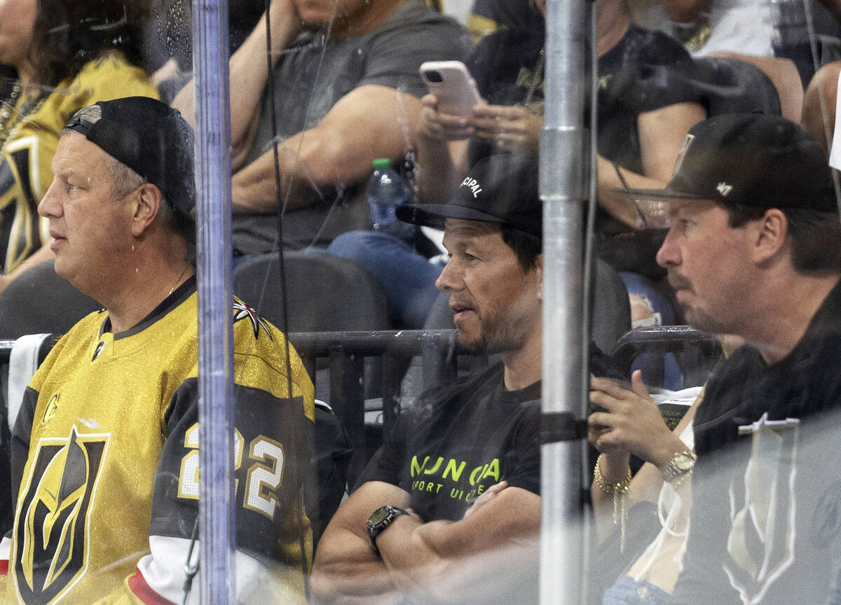 Hotel-casino owner Derek Stevens, center left, and Mark Wahlberg, center right, watch the Golde ...