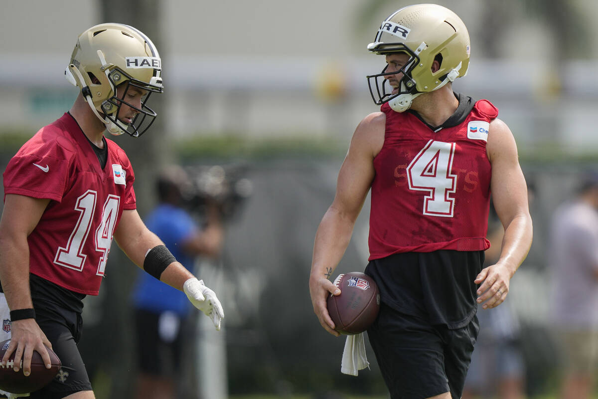 New Orleans Saints quarterbacks Derek Carr (4) and Josh Haener (14) walk through drills during ...