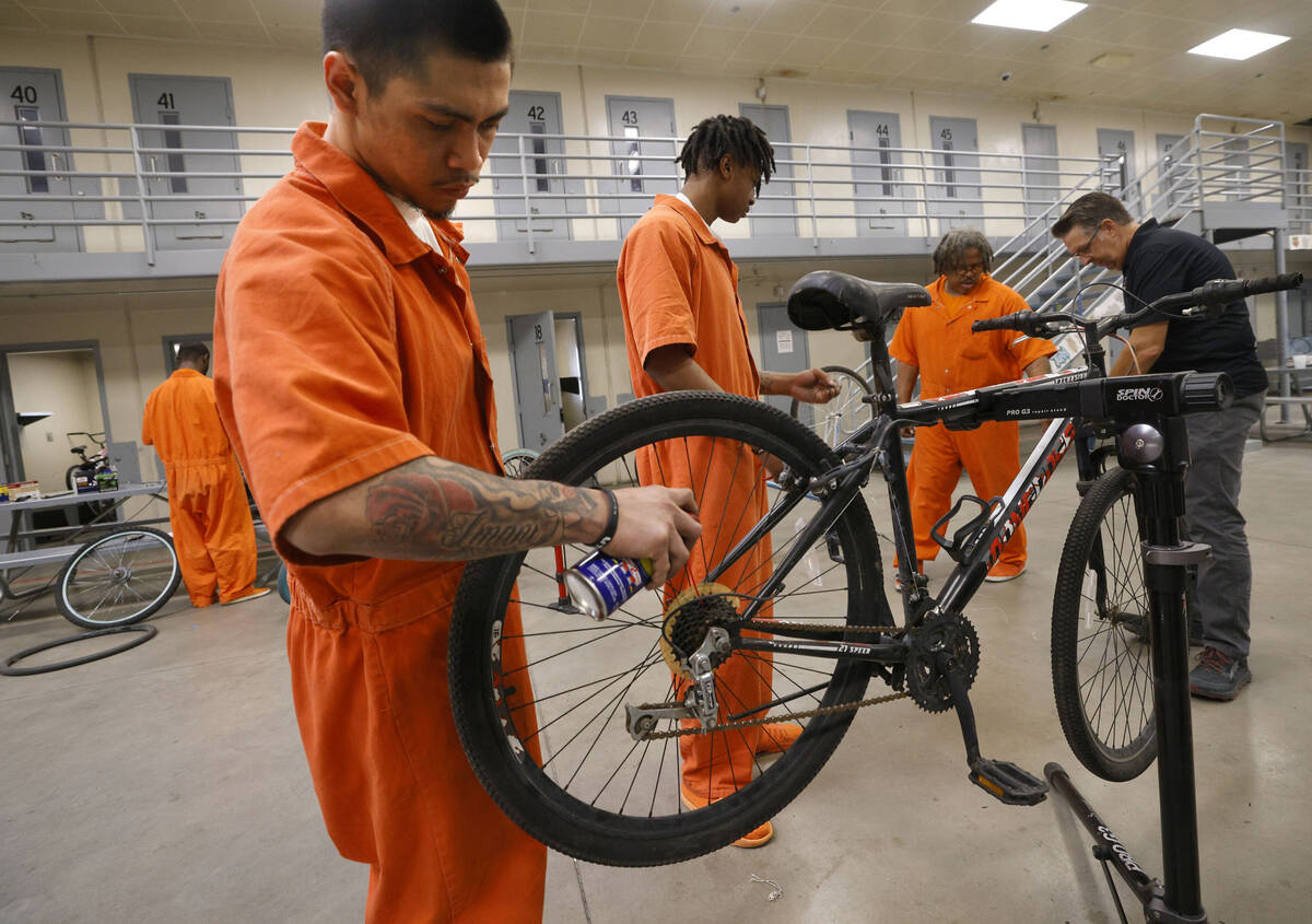 North Las Vegas Councilman Scott Black, far right, helps Inmates Alfredo Custodio, from left, E ...