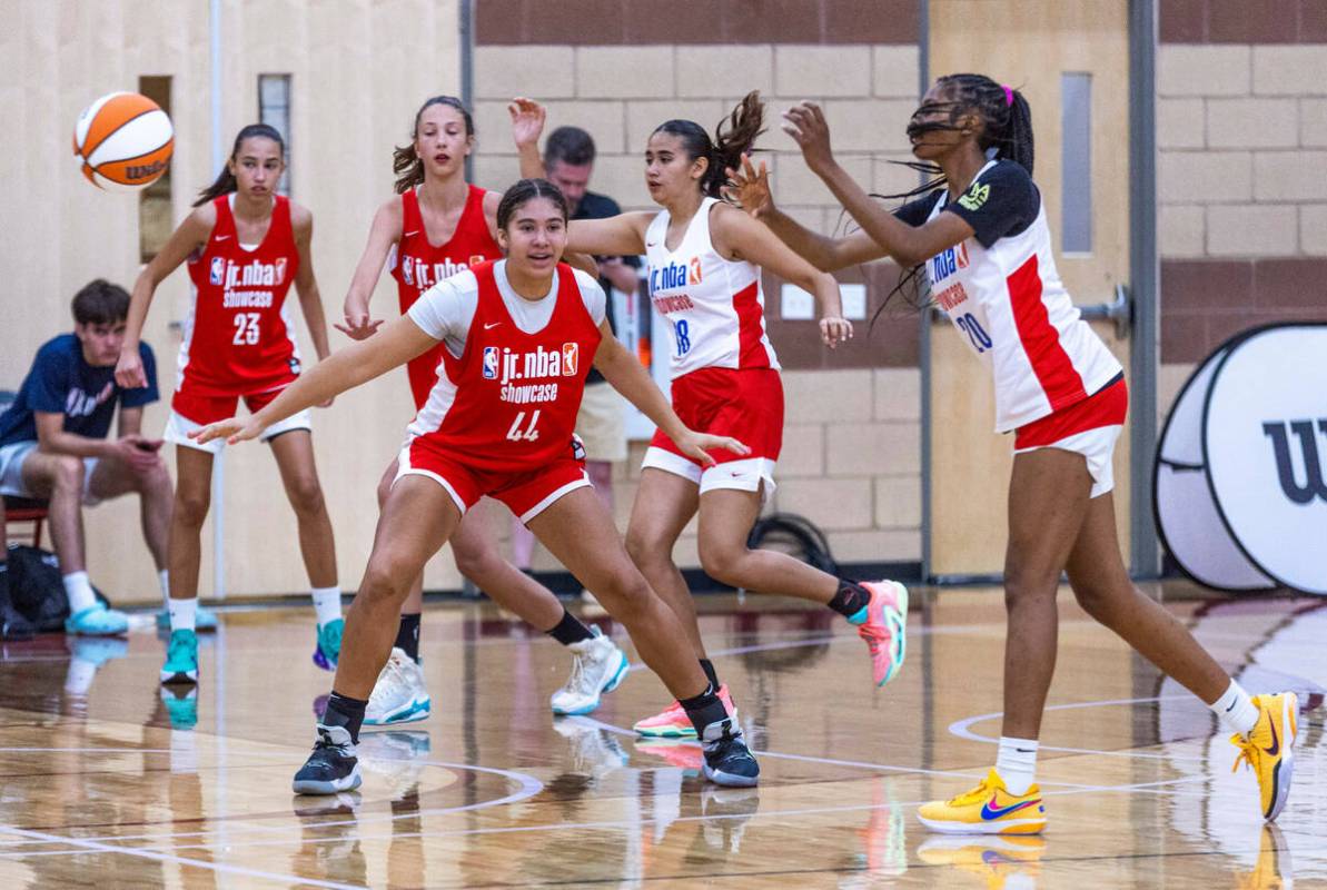 Nation Williams (44), center, holds her position as Qandace Samuels (20) passes away from her d ...