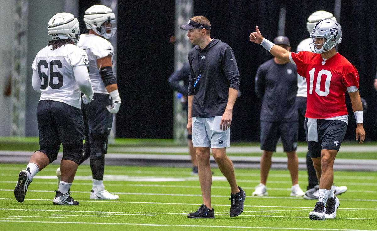 Raiders quarterback Jimmy Garoppolo (10) gives a 'thumbs up" to teammates during training ...