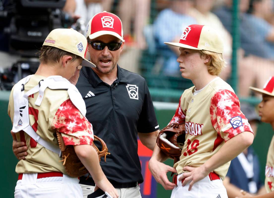 The Henderson All-Stars manager Ryan Gifford, center, discusses with pitcher Nolan Gifford, rig ...