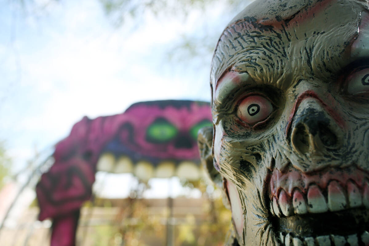 Decoraciones para la familia en Haunted Harvest de Springs Preserve en Las Vegas el jueves, 17 ...