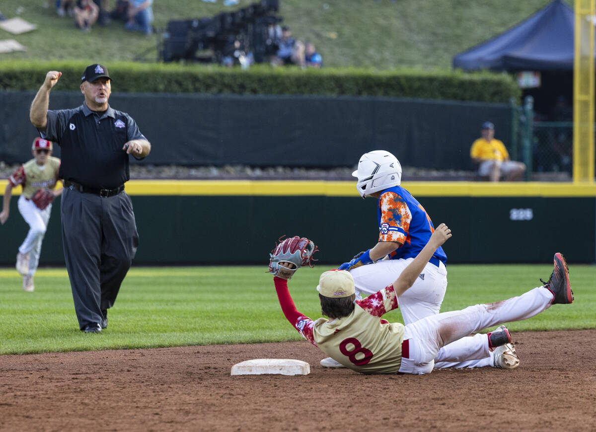 The Henderson All-Stars second baseman JoeJoe Carque (8) reacts to second base umpire Billy Bru ...