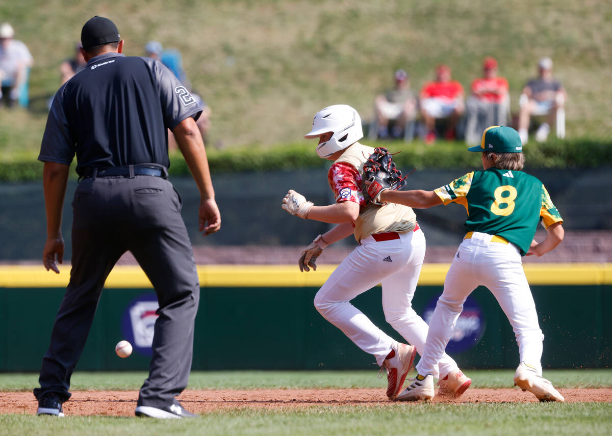 The Henderson All-Stars third baseman Logan Levasseur runs to third as he avoids a tag from Far ...