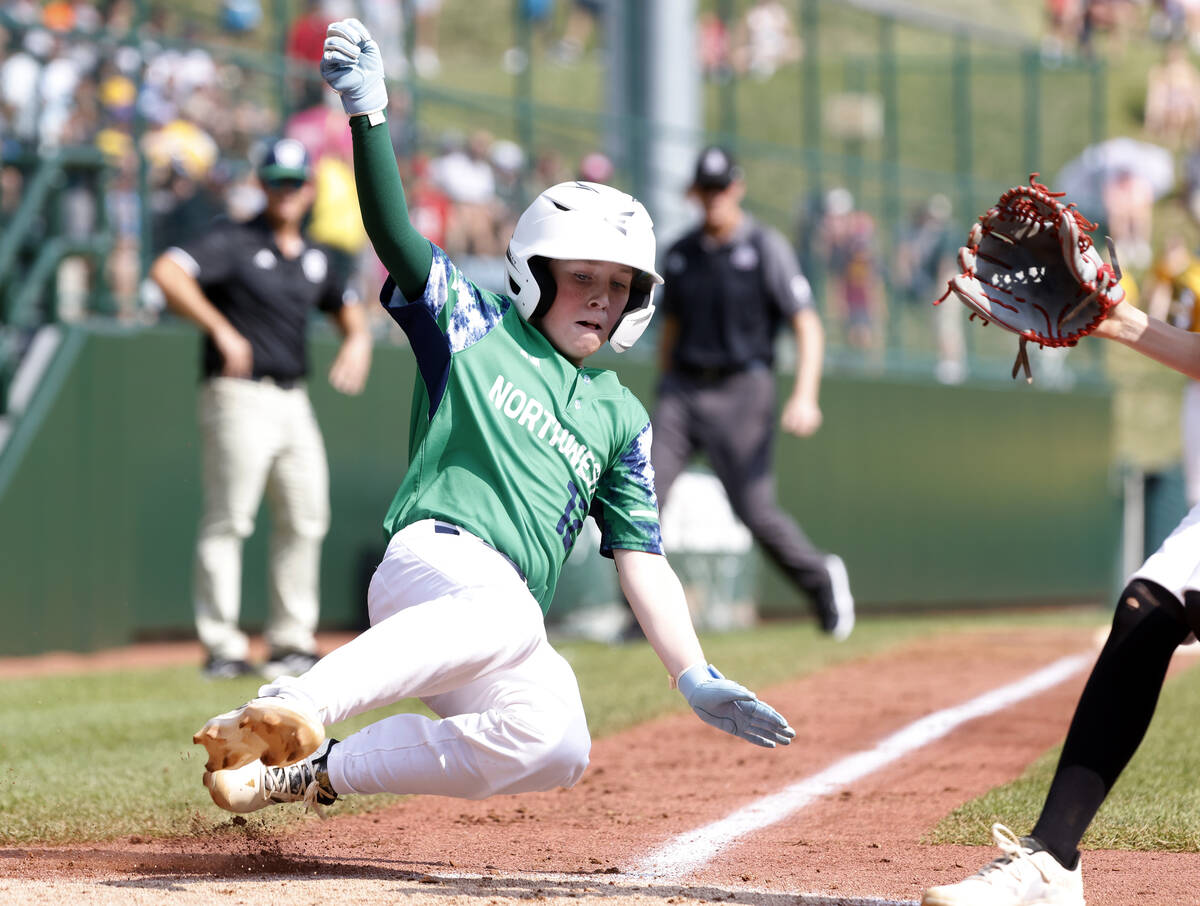 Seattle, Washington Calvin Shumway beats a throw to score against Nolensville, Tennessee during ...