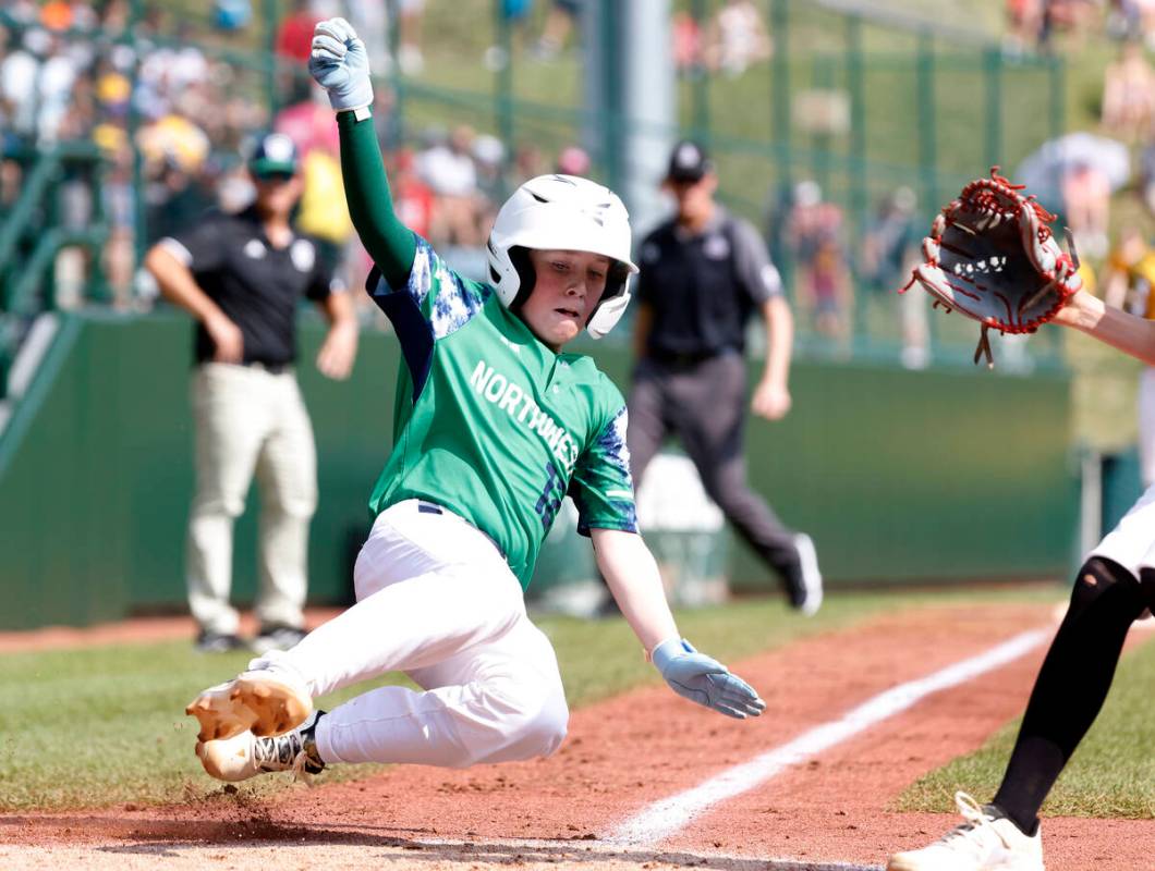 Seattle, Washington Calvin Shumway beats a throw to score against Nolensville, Tennessee during ...