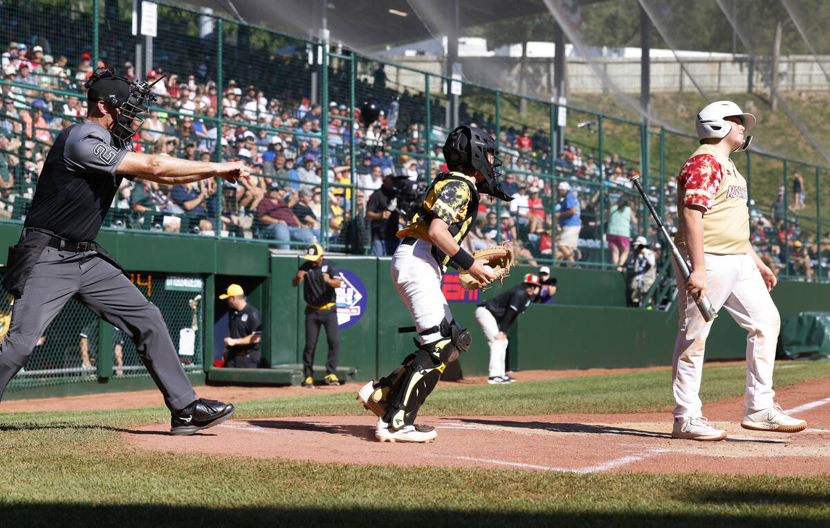 The Henderson All-Stars catcher Arlie Daniel IV, right, reacts after being struck out by Tennes ...