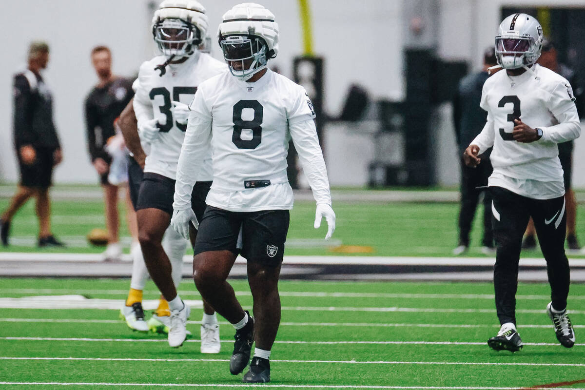 Raiders running back Josh Jacobs (8) participates in warm ups with his teammates during practic ...