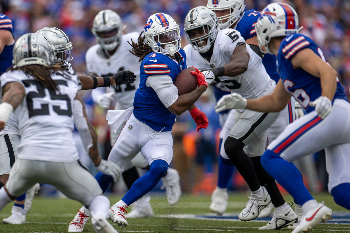 Raiders linebacker Divine Deablo (5) can’t make the tackle on Buffalo Bills running back ...