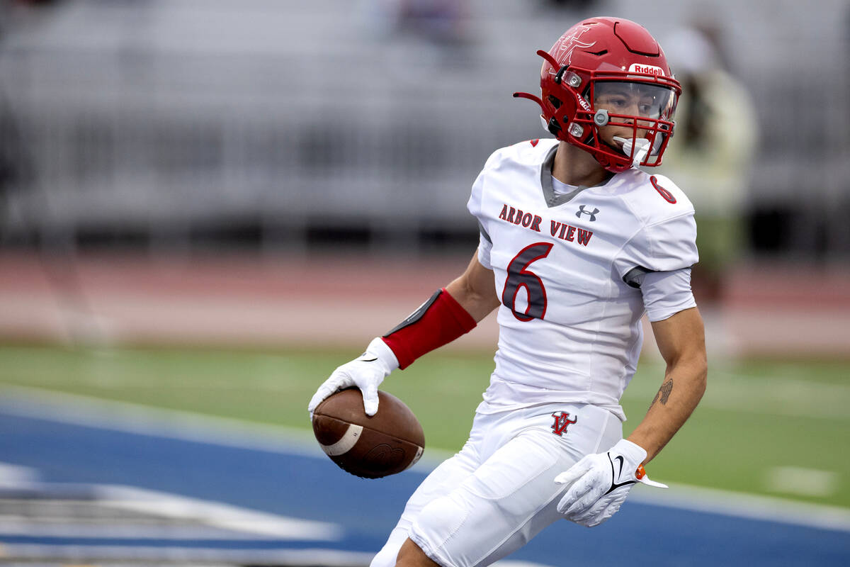 Arbor View wide receiver Jayden Williams (6) runs into the end zone for a touchdown during the ...