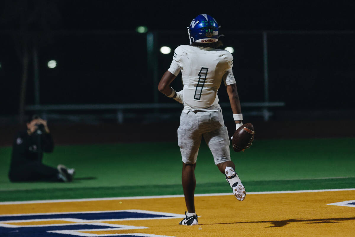 Green Valley wide reciever Trey Glasper (1) makes a touchdown during a game against Green Valle ...