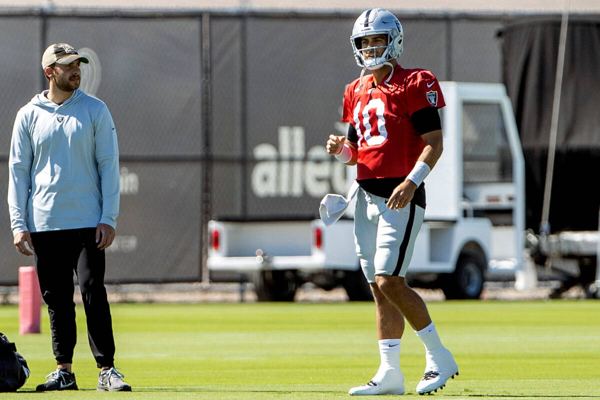 Raiders quarterback Jimmy Garoppolo (10) warms up during the team’s practice at the Inte ...