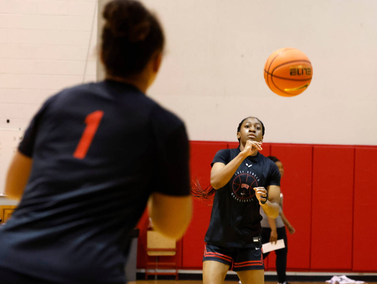 UNLV Lady Rebels Amarachi Kimpson (33) passes the all to forward Nneka Obiazor (1) during team ...