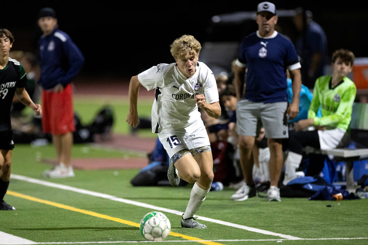 Coronado defender Benjamin Aronow (15) races to keep the ball in bounds during the second half ...