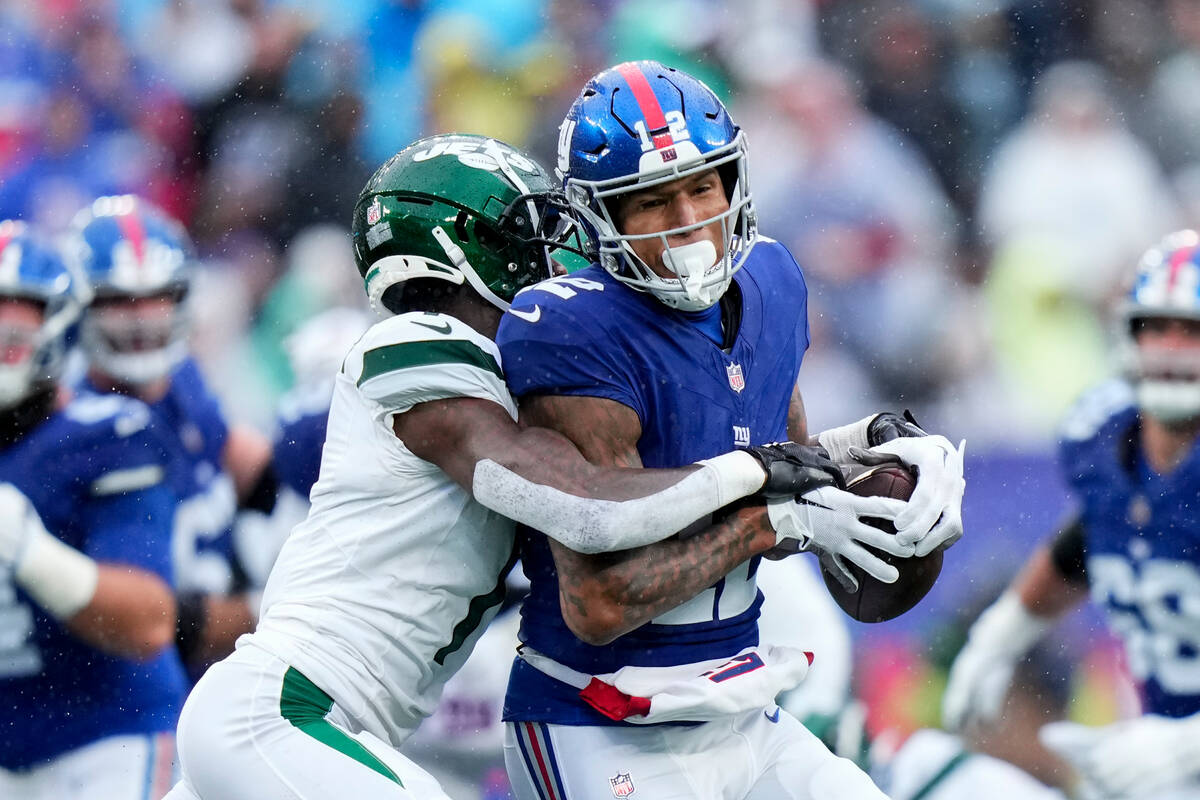 New York Giants tight end Darren Waller (12) runs the ball against New York Jets cornerback Sau ...