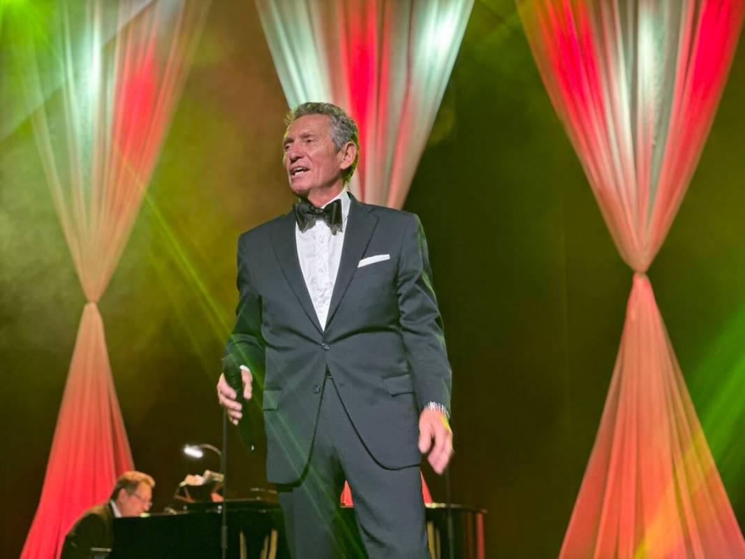 Bob Anderson performs during a wedding vow-renewal ceremony for nearly 300 couples as Las Vegas ...