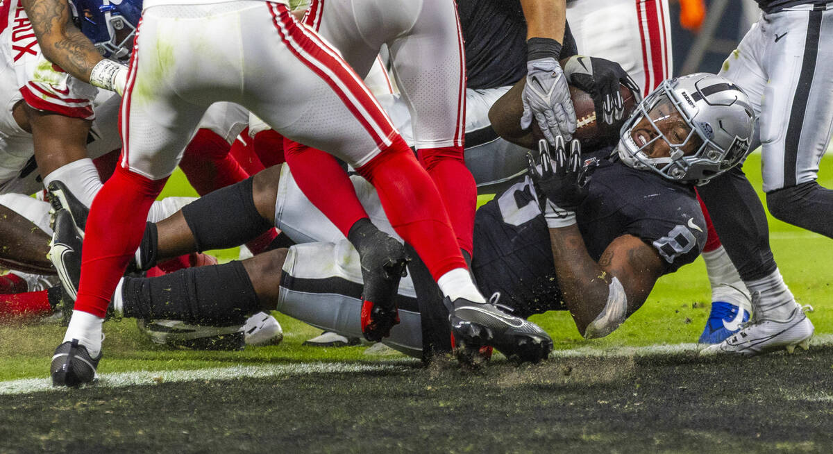 Raiders running back Josh Jacobs (8) gets into the end zone against the New York Giants during ...