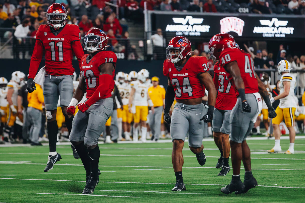 UNLV players linebacker Zavier Carter (11), linebacker Fred Thompkins (10), linebacker Tyray O' ...