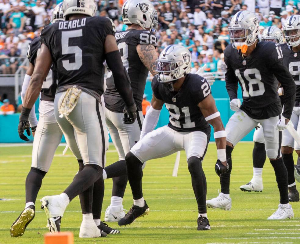 Raiders cornerback Amik Robertson (21) celebrates the team’s fourth down stop with defen ...