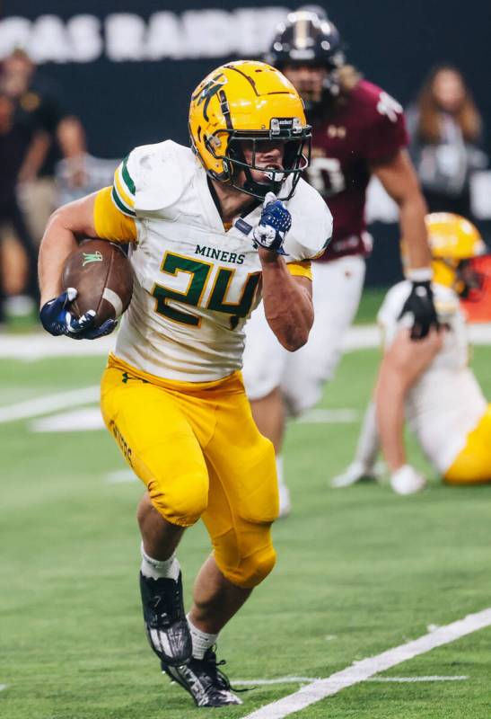 Bishop Manogue running back Cody Fleischmann (24) runs the ball during a class 5A Division II s ...