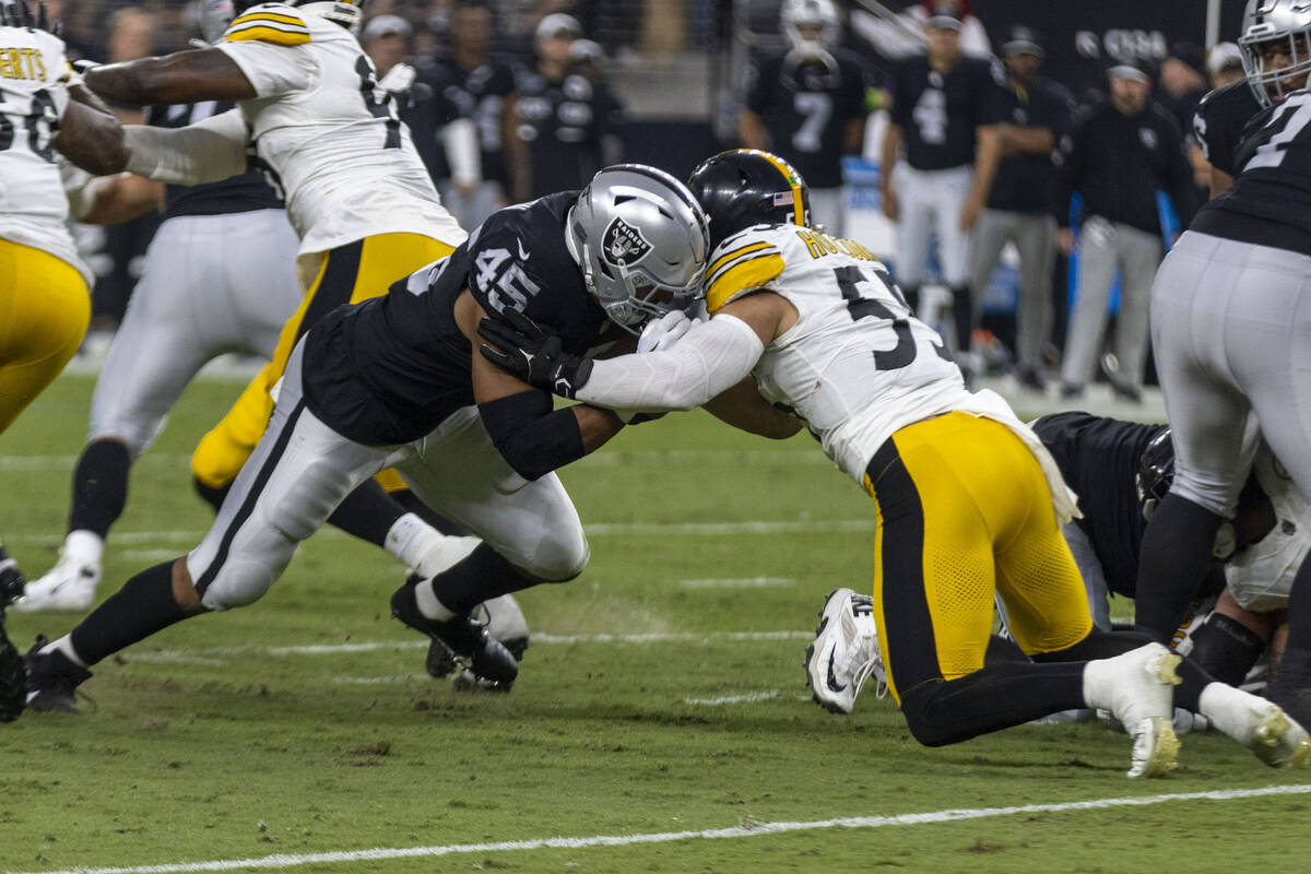 Raiders fullback Jakob Johnson (45) works against Pittsburgh Steelers linebacker Cole Holcomb ( ...