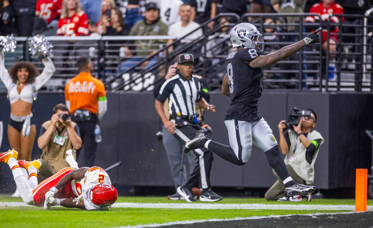 Raiders running back Josh Jacobs (8) streaks for the end zone as Kansas City Chiefs cornerback ...