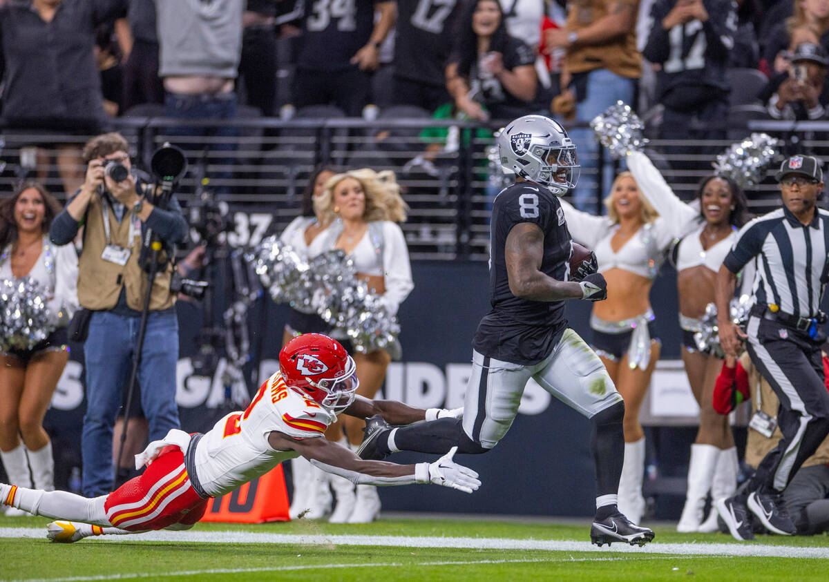 Raiders running back Josh Jacobs (8) streaks for the end zone as Kansas City Chiefs cornerback ...