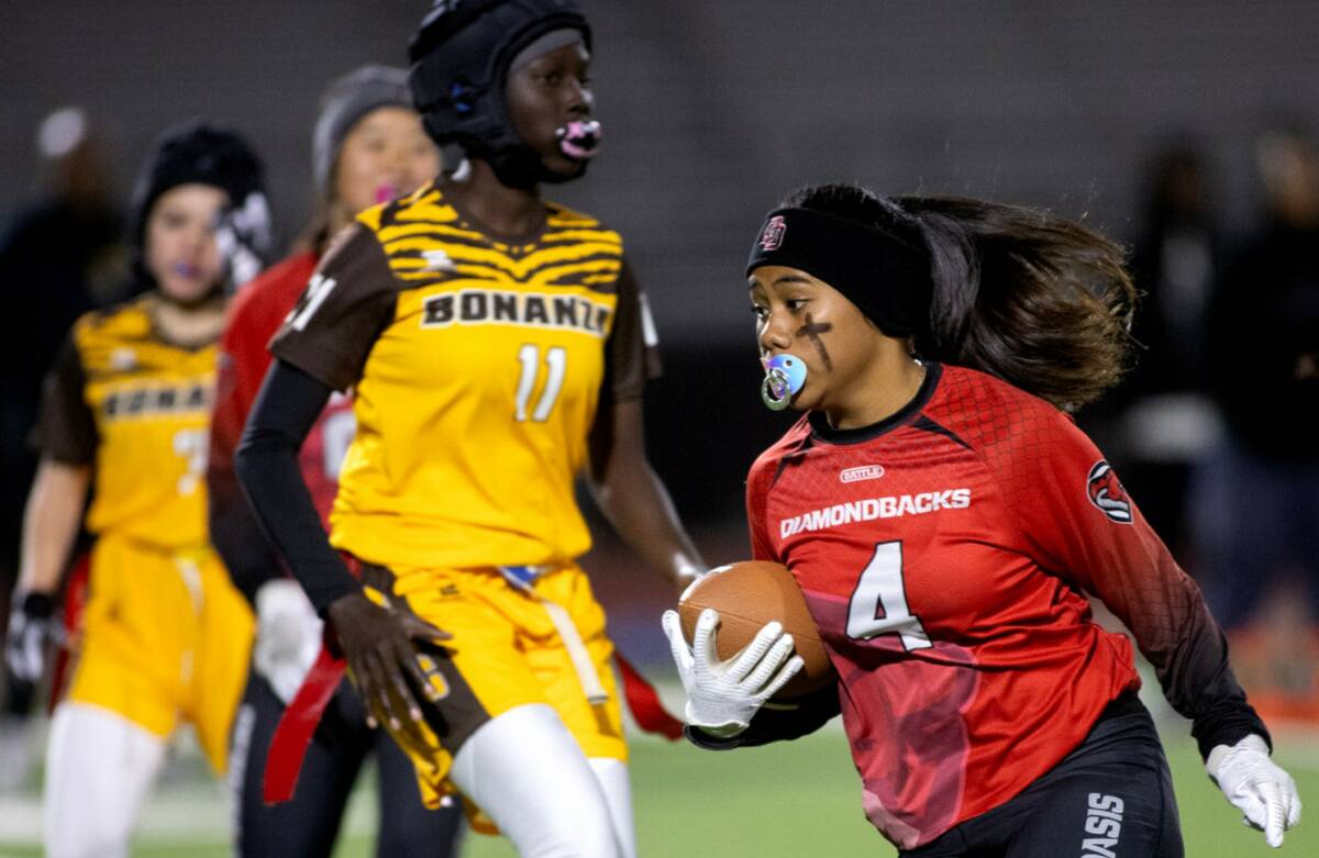 Desert Oasis’ Tehani Koanui (4) runs the ball during a high school flag football game against ...