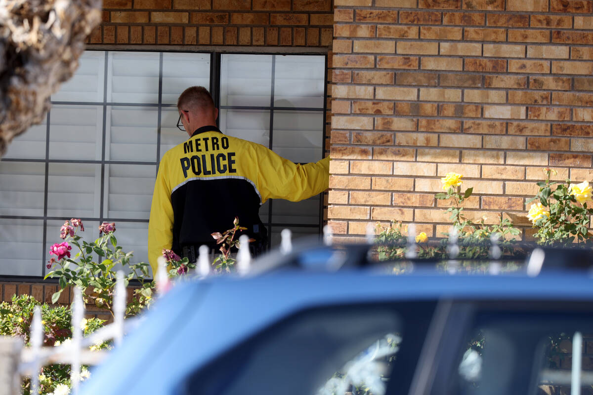 Las Vegas police knock on doors on I Street near Monroe Avenue on Thursday, Nov. 30, 2023. (K.M ...