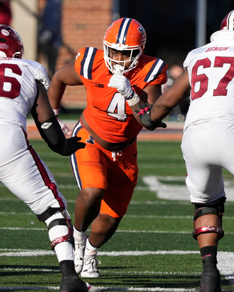 Illinois defensive lineman Jer'Zhan Newton rushes the quarterback during the second half of an ...