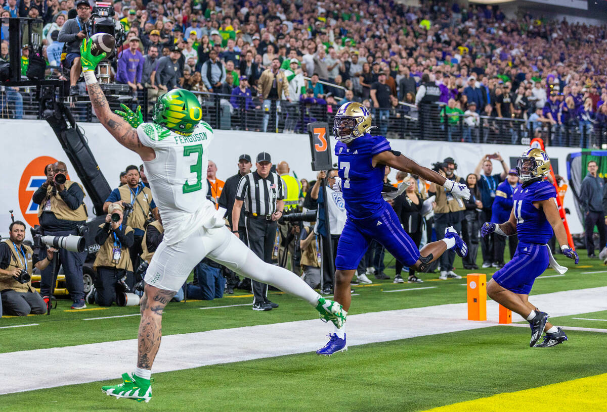 Oregon Ducks tight end Terrance Ferguson (3) makes a one-handed grab for a touchdown as Washing ...