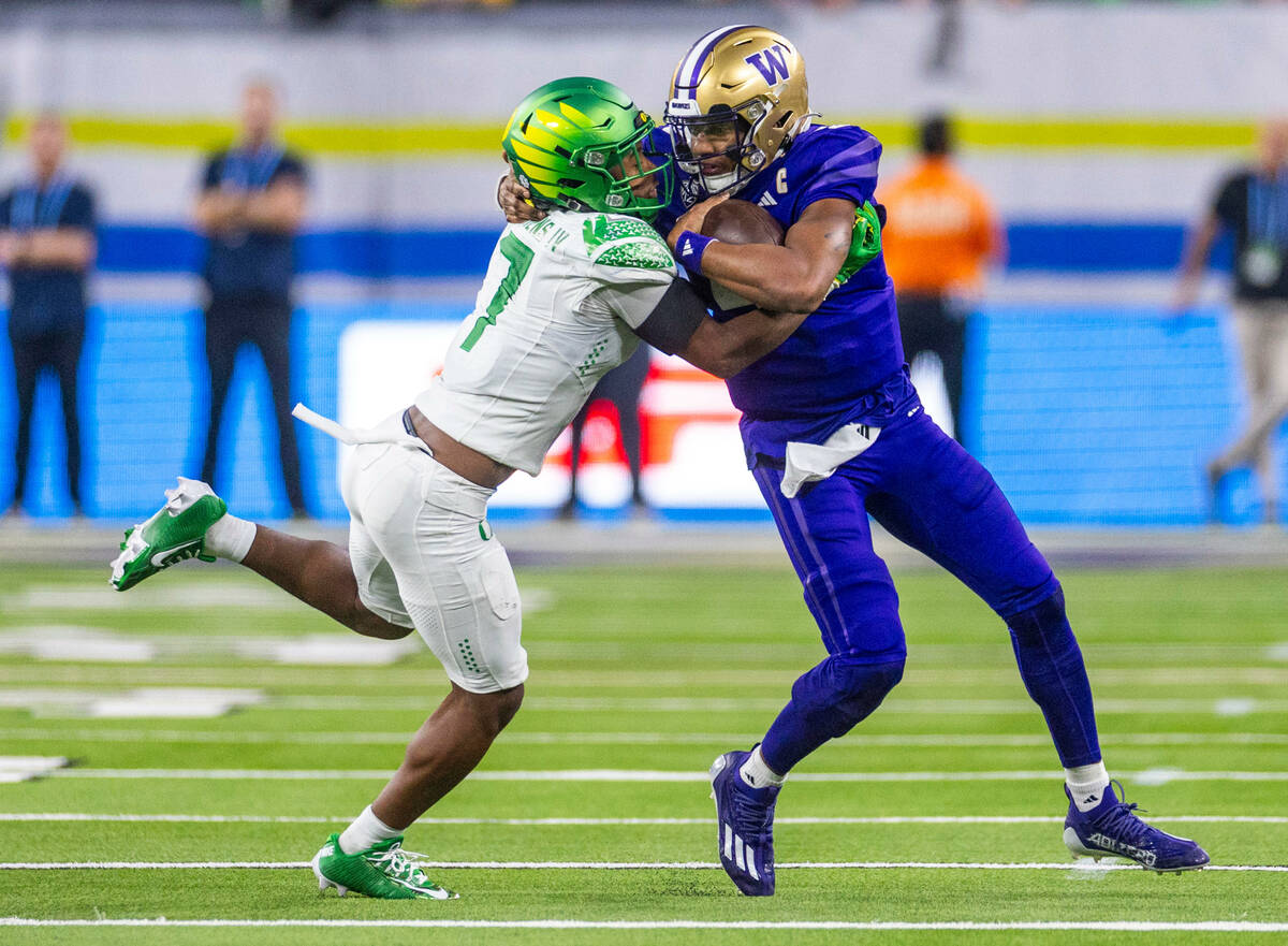 Oregon Ducks defensive back Steve Stephens IV (7) locks up with Washington Huskies quarterback ...