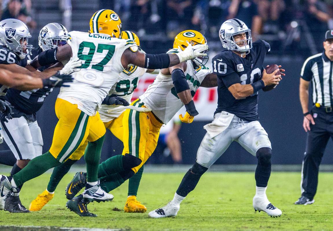 Raiders quarterback Jimmy Garoppolo (10) is grabbed by Green Bay Packers linebacker Rashan Gary ...