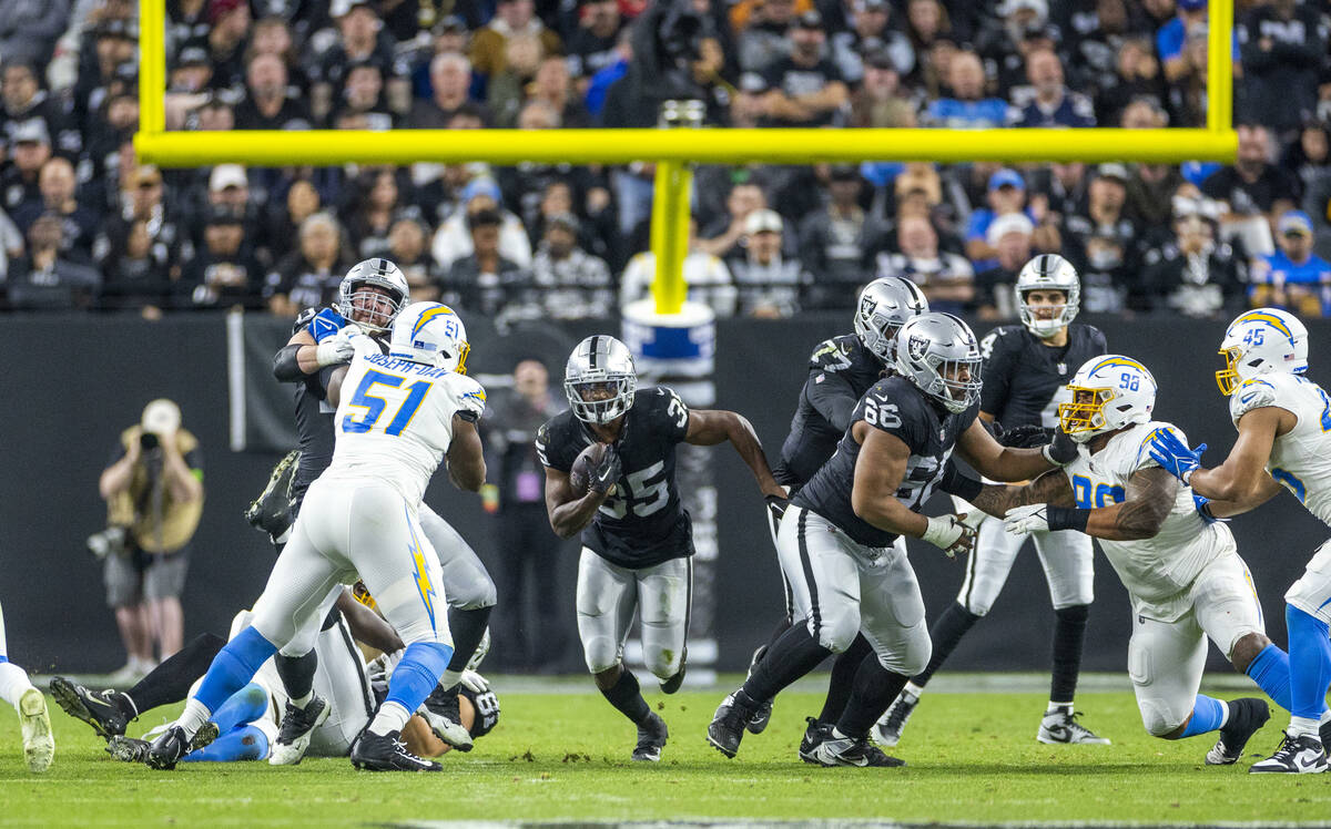 Raiders running back Zamir White (35) looks for daylight on a run again the Los Angeles Charger ...