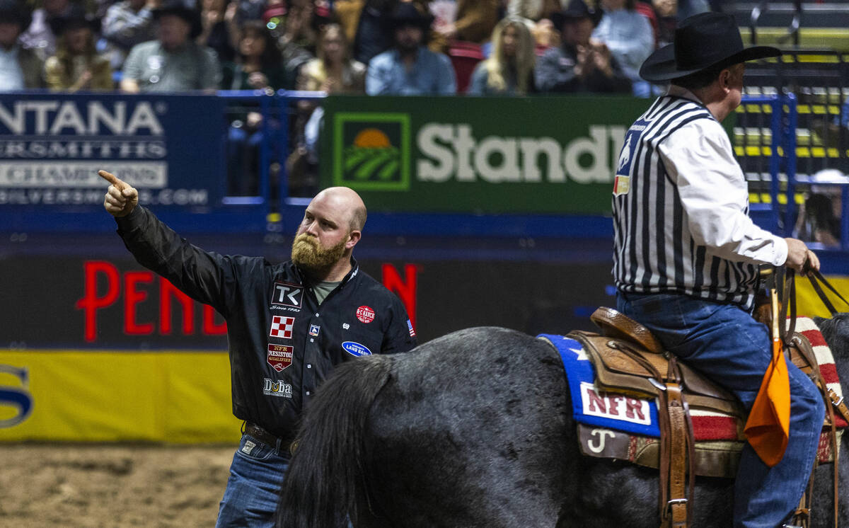 Will Lummus thanks the fans in Steer Wrestling during the final day action of the NFR at the Th ...