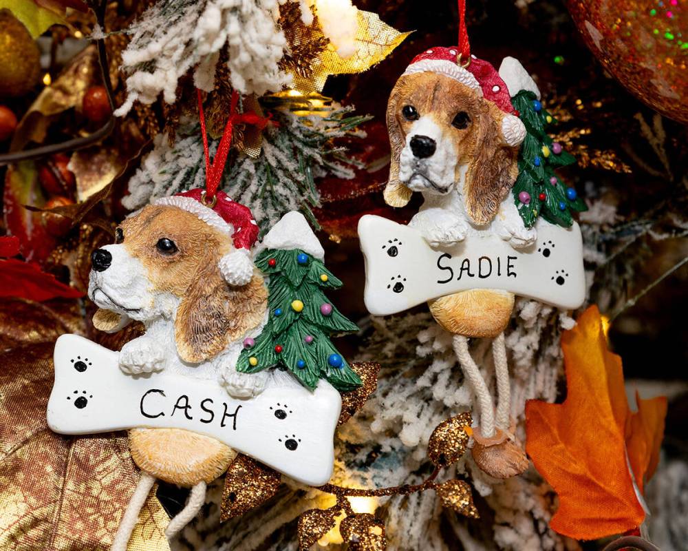 In the tree’s center, two beagle ornaments represent their dogs, Sadie and Cash. (Tonya Harve ...