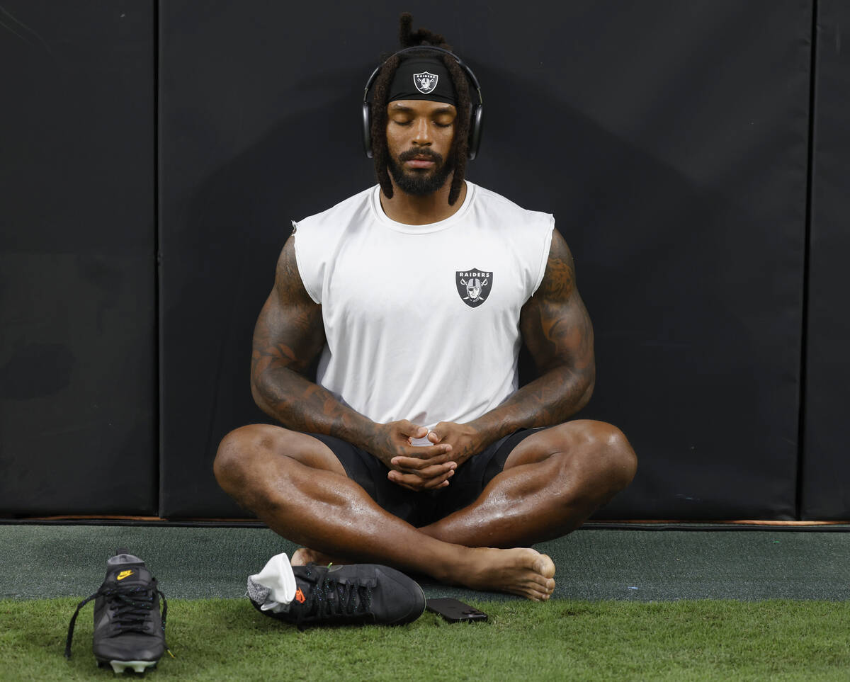 Raiders running back Ameer Abdullah (22) meditates prior to the start of the game against the G ...