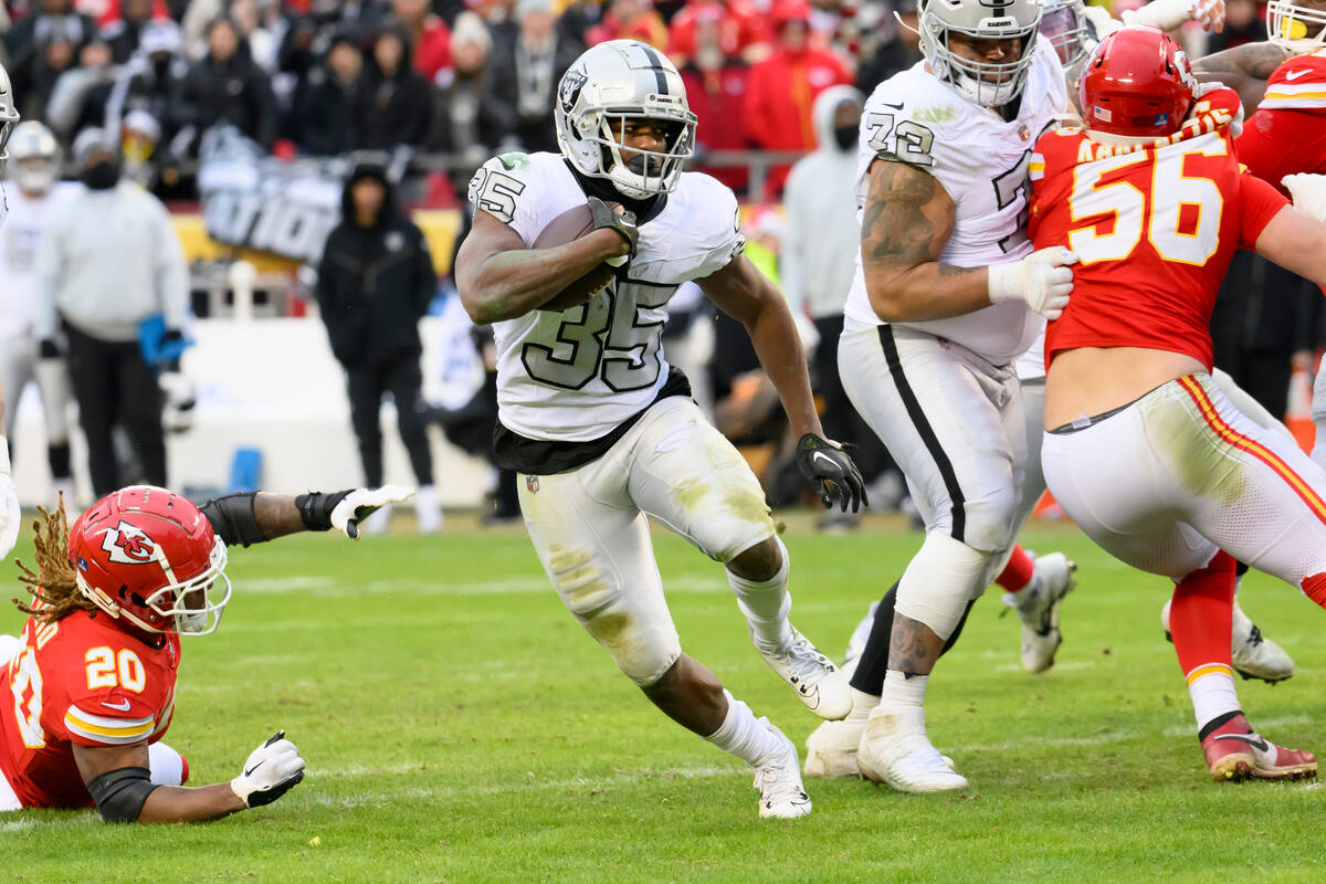 Las Vegas Raiders running back Zamir White (35) runs through the Kansas City Chiefs defense dur ...