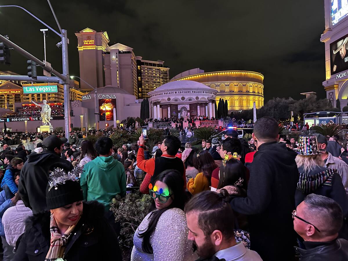Heavy crowds fill the Las Vegas Strip (Sean Hemmersmeier/Las Vegas Review-Journal)