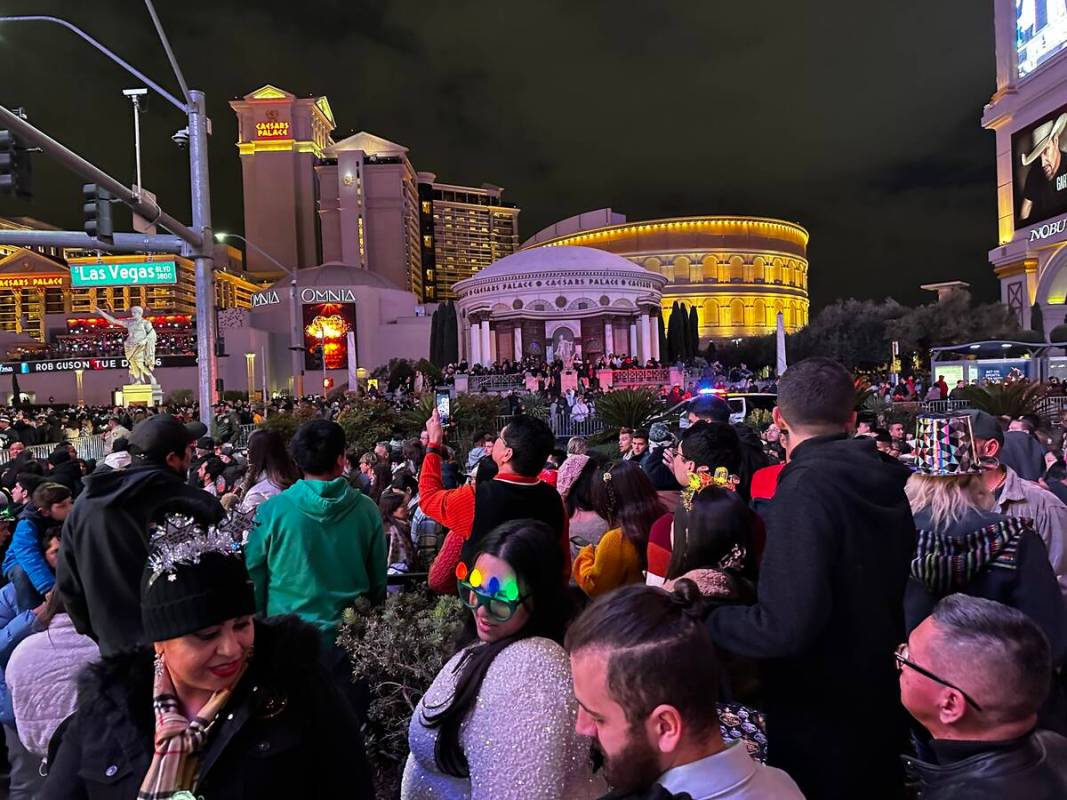 Heavy crowds fill the Las Vegas Strip (Sean Hemmersmeier/Las Vegas Review-Journal)