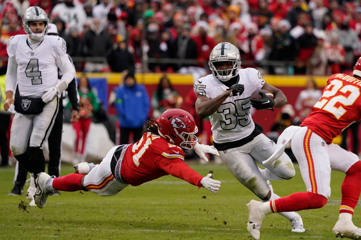 Las Vegas Raiders running back Zamir White (35) runs with the ball as Kansas City Chiefs defens ...