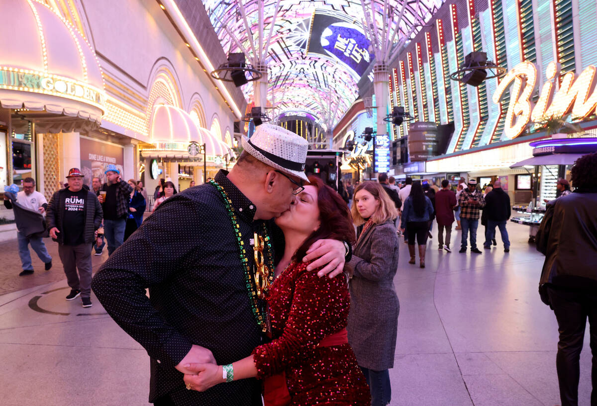New Year’s Eve revelers Dick Ochoa and Kelly Vilamar of Los Angeles celebrate during the ...