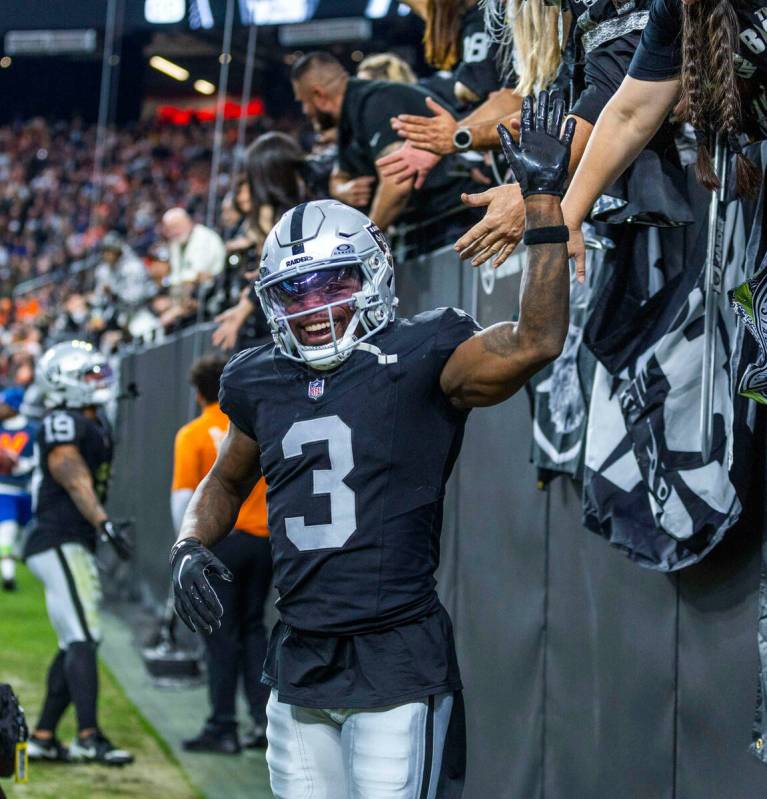 Raiders wide receiver DeAndre Carter (3) greets fans after a kickoff against the Denver Broncos ...