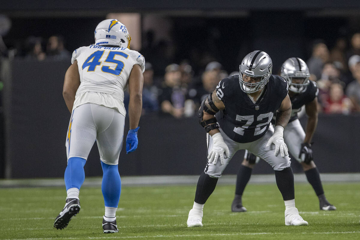 Raiders offensive tackle Jermaine Eluemunor (72) prepares to block with Los Angeles Chargers li ...