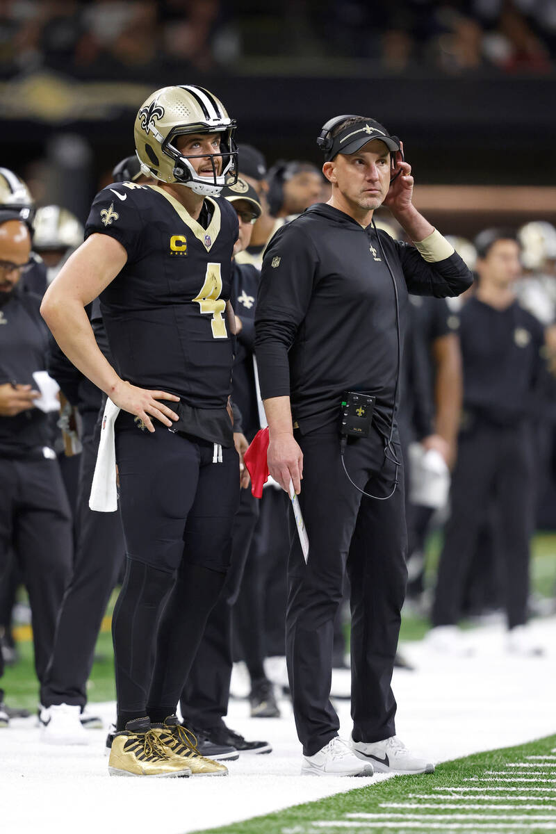 New Orleans Saints quarterback Derek Carr (4) stands next to head coach Dennis Allen during an ...